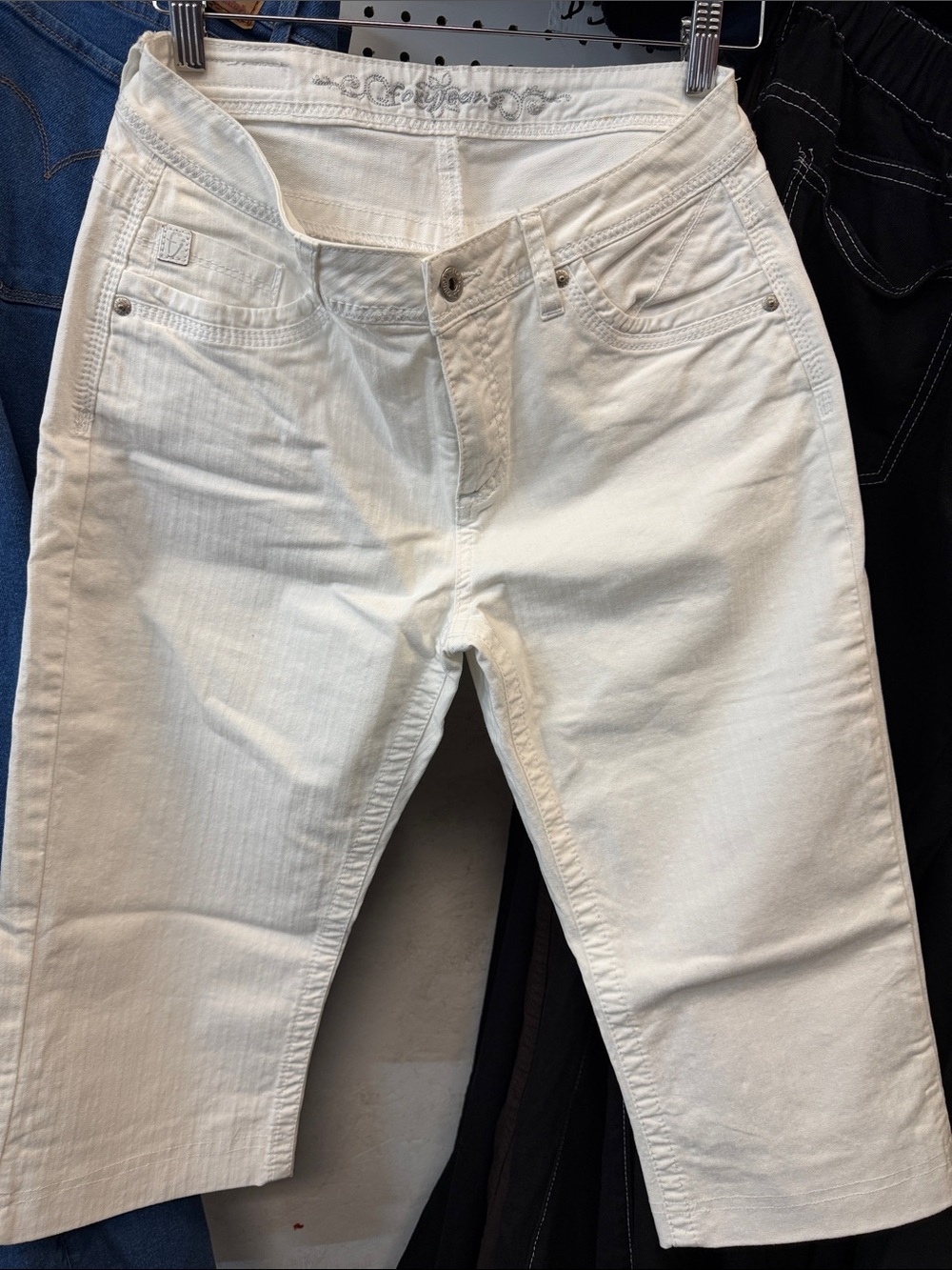 White Cropped Women’s Jeans – Clean Capri Style